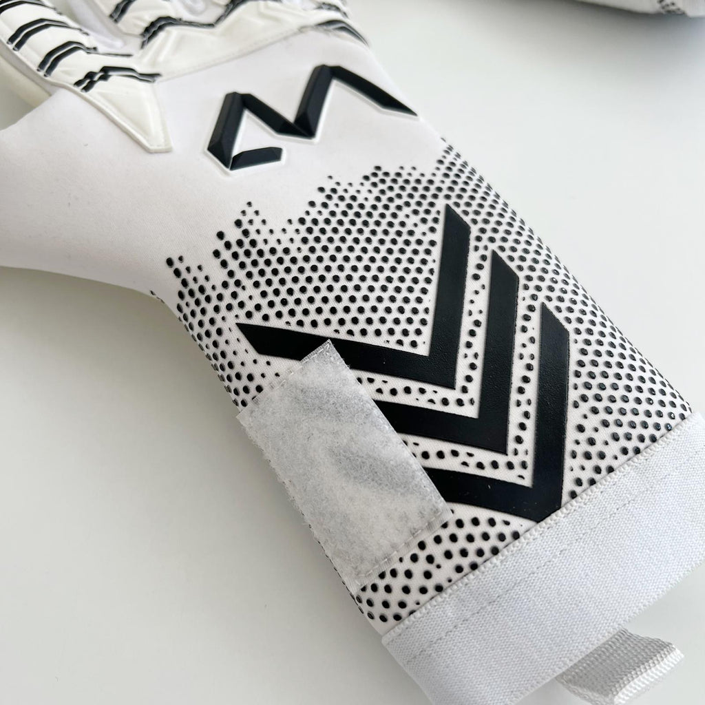 SISU Gecko Pro goalkeeper gloves wrist strap and AM Gloves logo detail