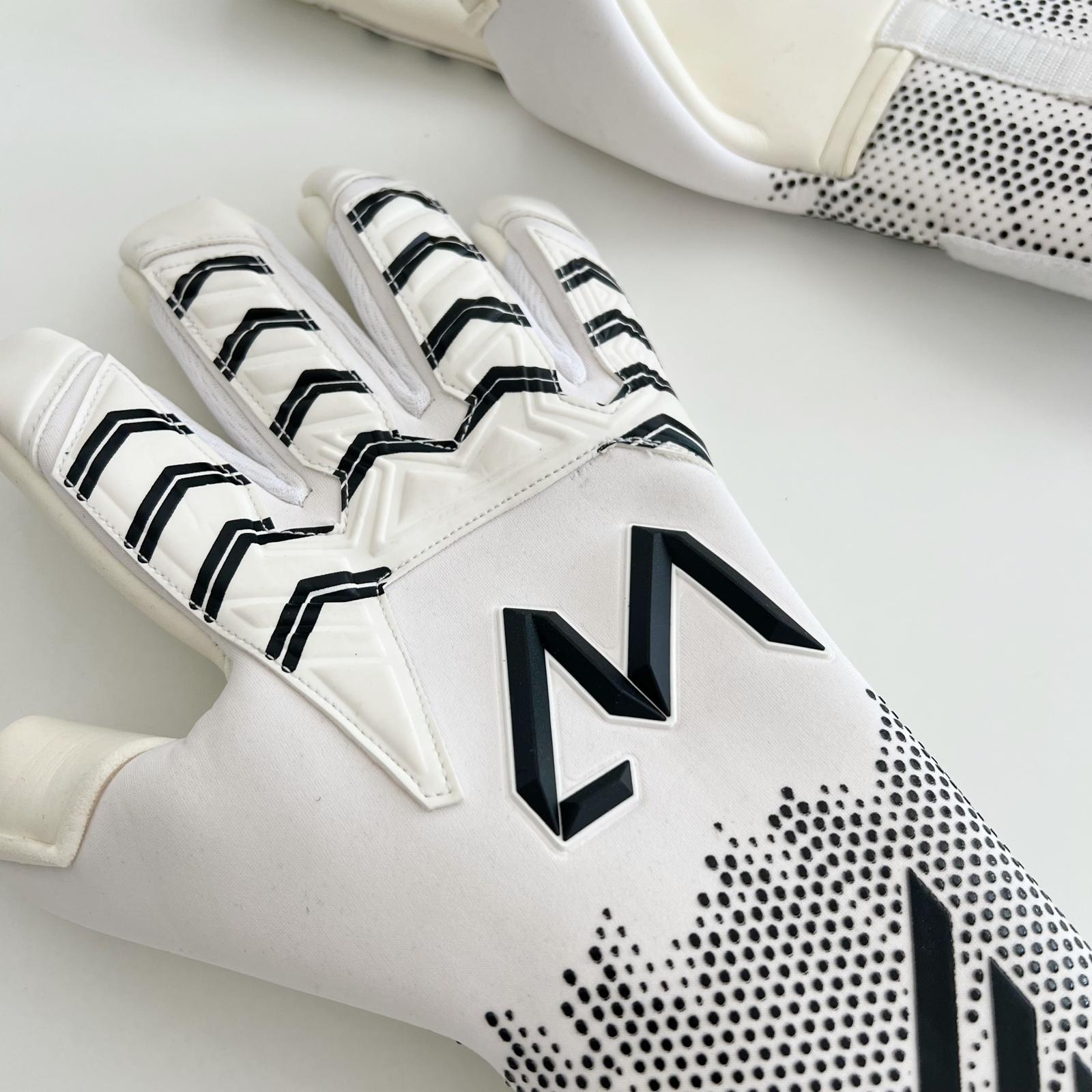 SISU Gecko Pro goalkeeper gloves palm latex grip close-up – AM Gloves Finland