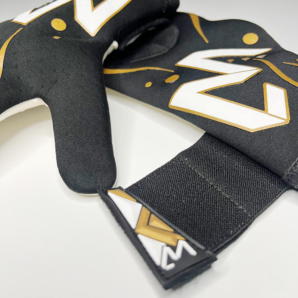 AM Nuoli Golden Edition goalkeeper gloves black gold wrist closure strap detail – AM Gloves