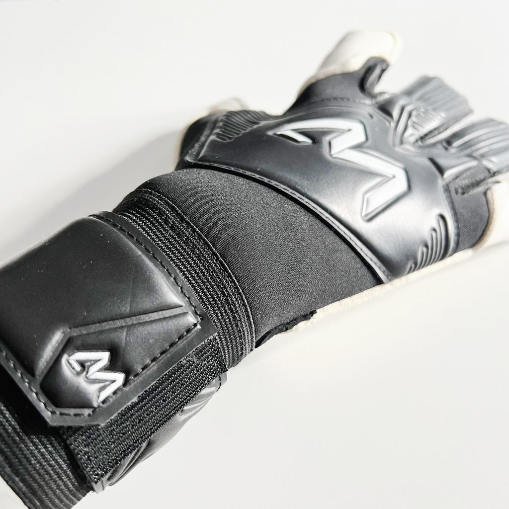 AM KUU Hybrid 2.0 goalkeeper gloves black white palm front view hybrid cut – AM Gloves