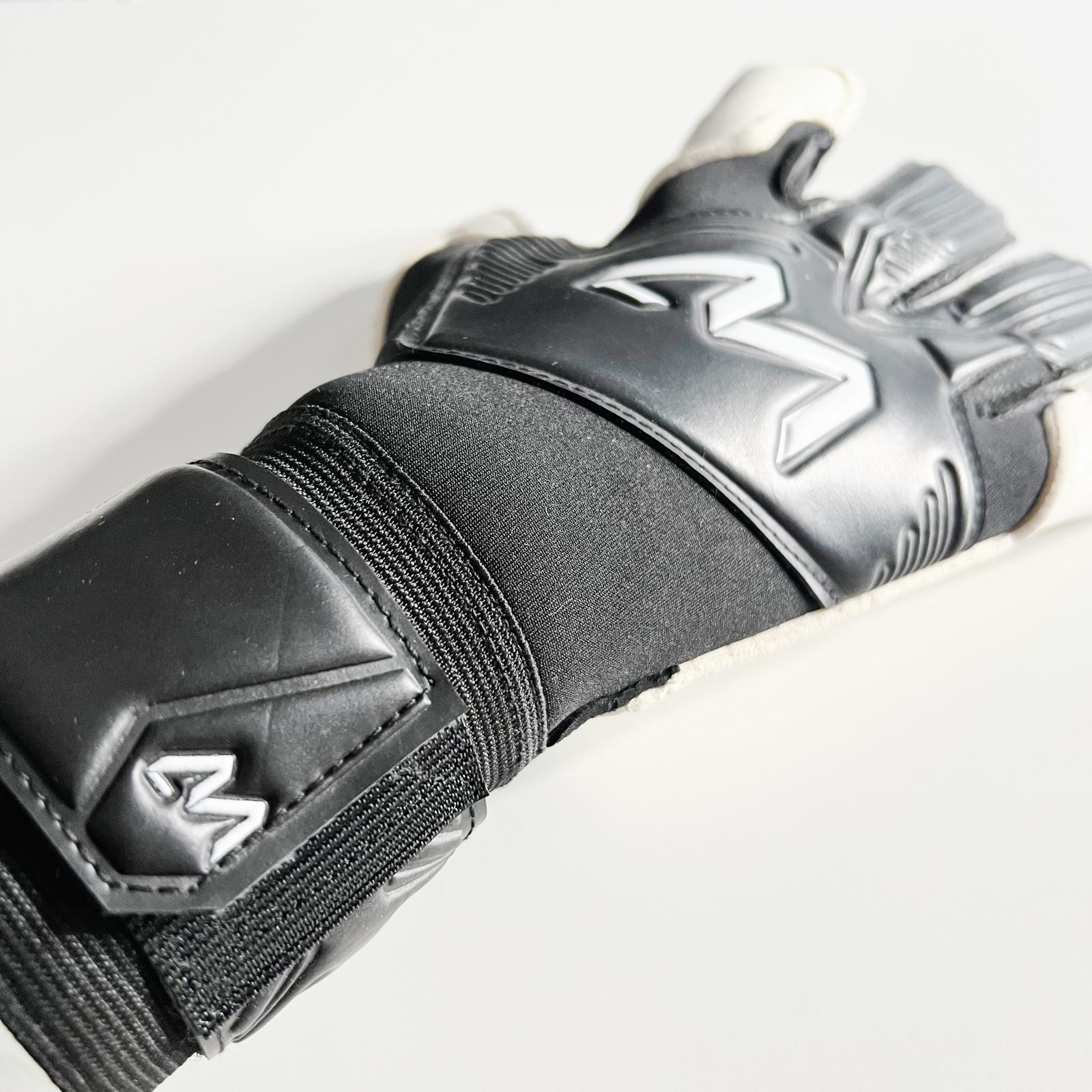 AM KUU Hybrid 2.0 goalkeeper gloves black white palm front view hybrid cut – AM Gloves