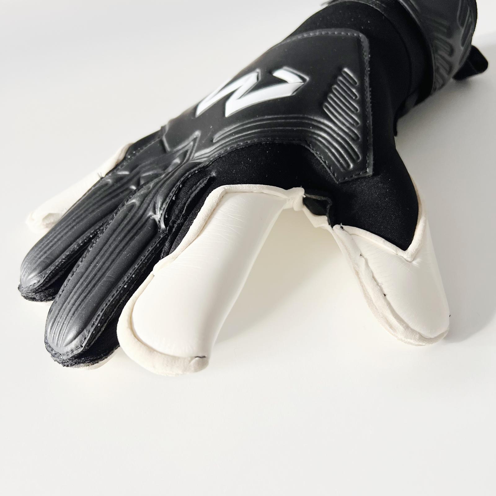 AM KUU Hybrid 2.0 goalkeeper gloves black white backhand front view AM logo – AM Gloves
