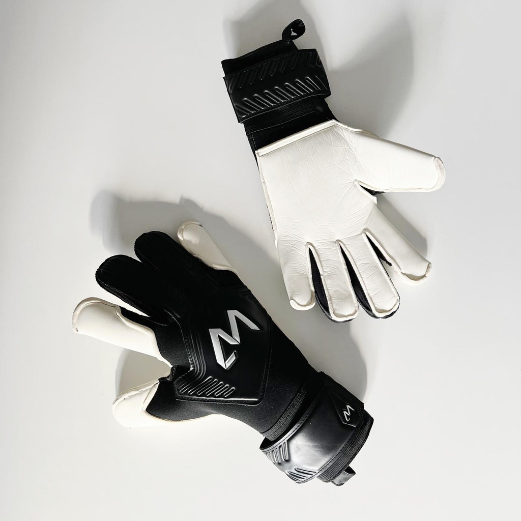 AM KUU Hybrid 2.0 goalkeeper gloves black white finger and palm latex side detail – AM Gloves