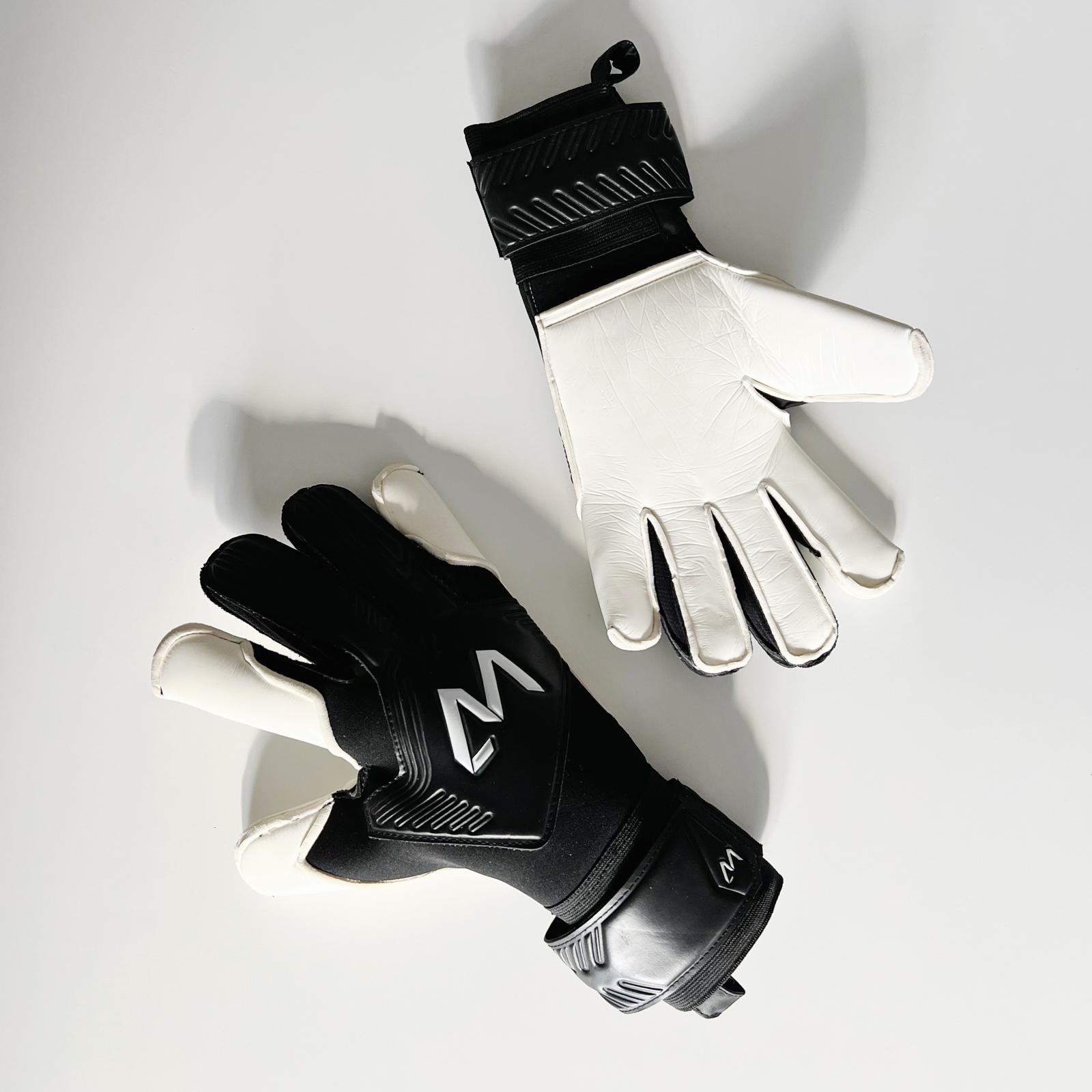 AM KUU Hybrid 2.0 goalkeeper gloves black white finger and palm latex side detail – AM Gloves